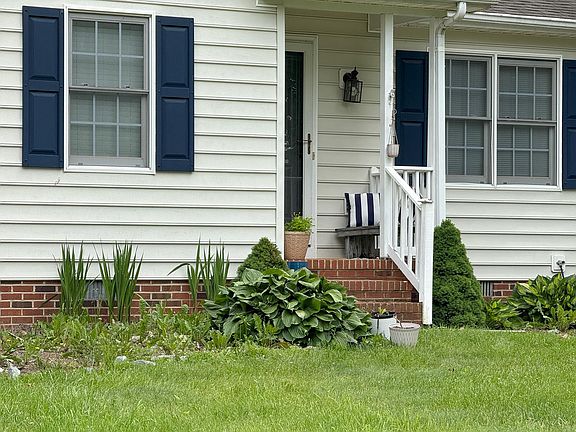 4th image of 25 Canton Ln
