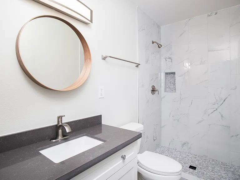2122 W Augusta Ave #7 — Photo 4