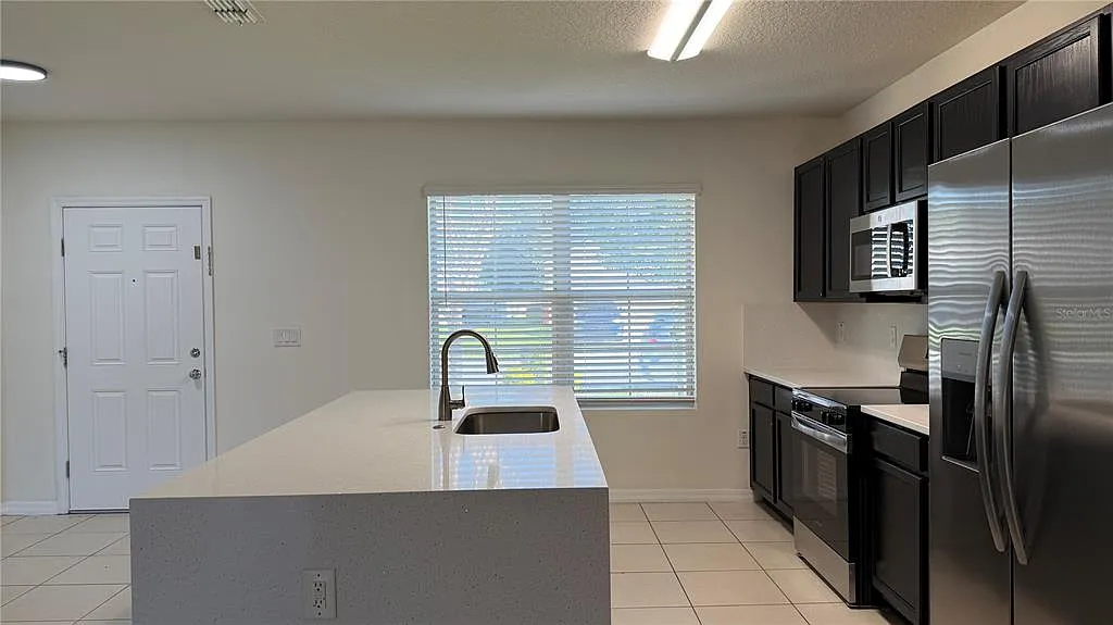 3 bed, 2.5 bath, 1672 sqft, $2,295 — Photo 3