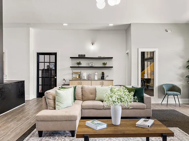Sunset Pointe Apartments — Photo 10