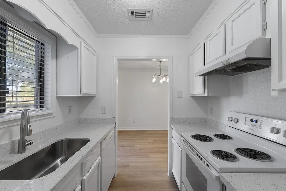 3336 Colonial Oaks Drive — Photo 1