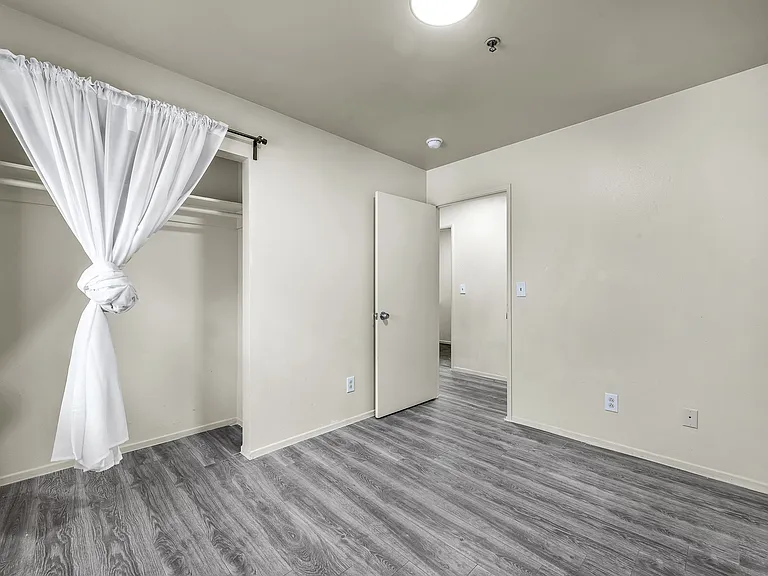 5243 Huntington Dr N #5 — Photo 4