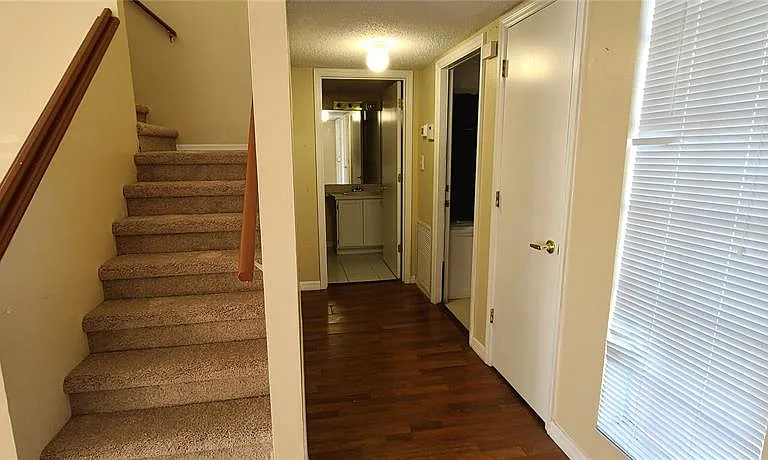 2411 Berkshire Ct — Photo 6