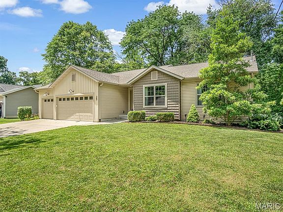 2nd image of 25 Oakdale Lake Cir
