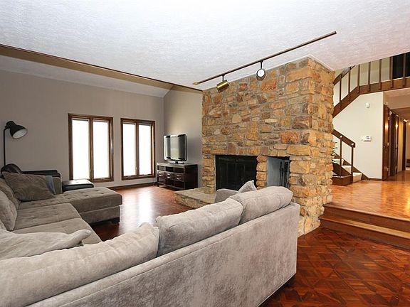 5th image of 5 Laurelwood Dr
