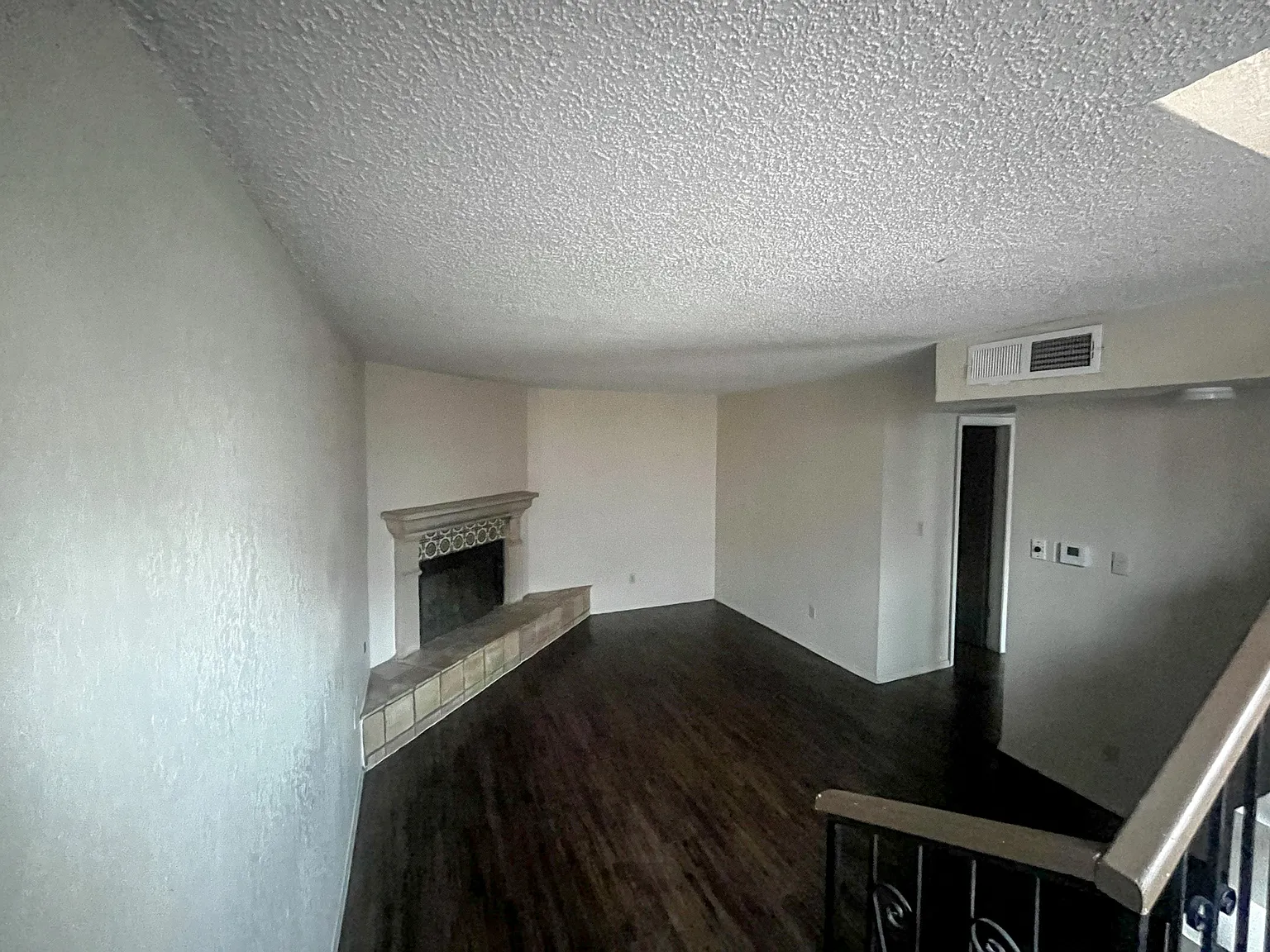 2 bed, 1.5 bath, 1000 sqft, $1,300 — Photo 2