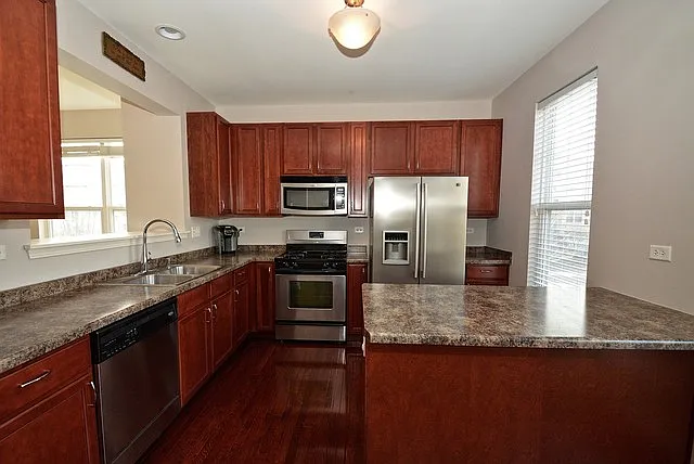 3 bed, 2.5 bath, 1880 sqft, $2,600 — Photo 3