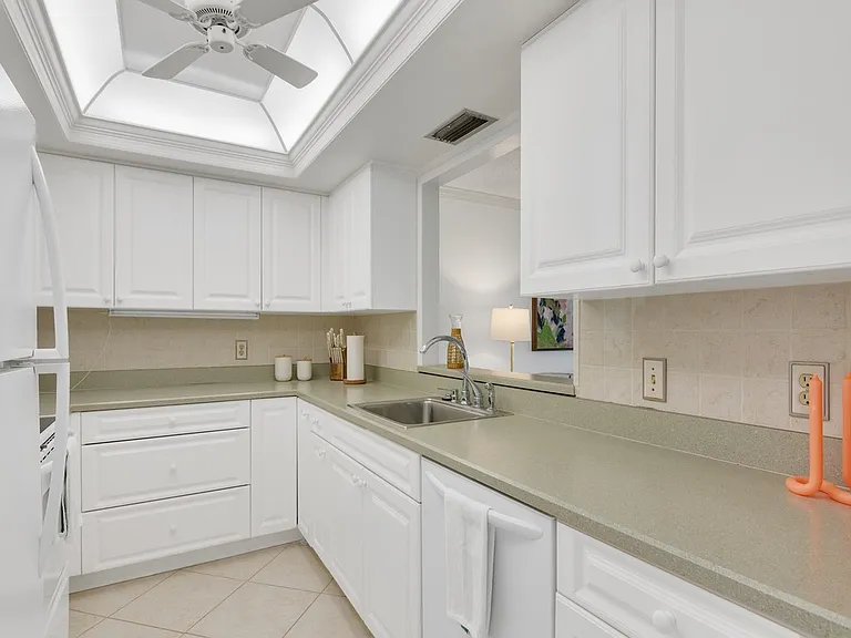 300 Harbour Dr #308E — Photo 11