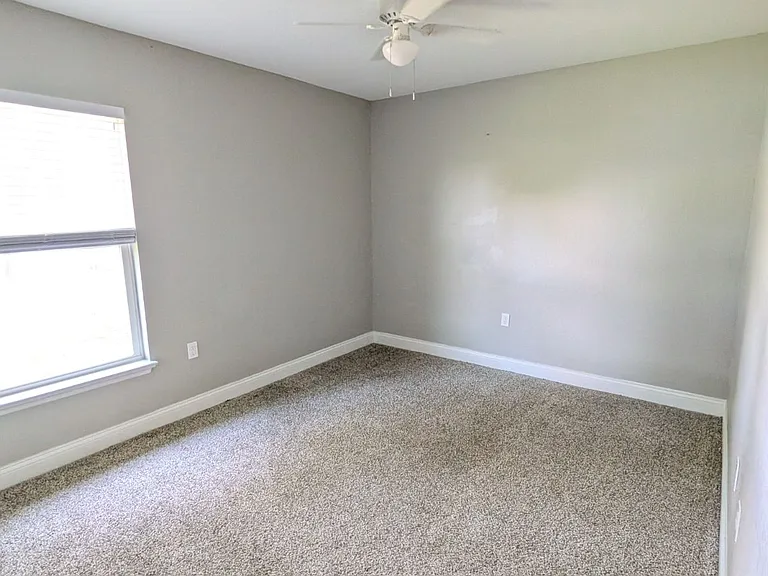 915 Winnie Ln — Photo 5