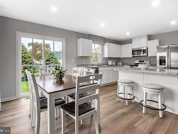 5th image of 52 Debra Ln