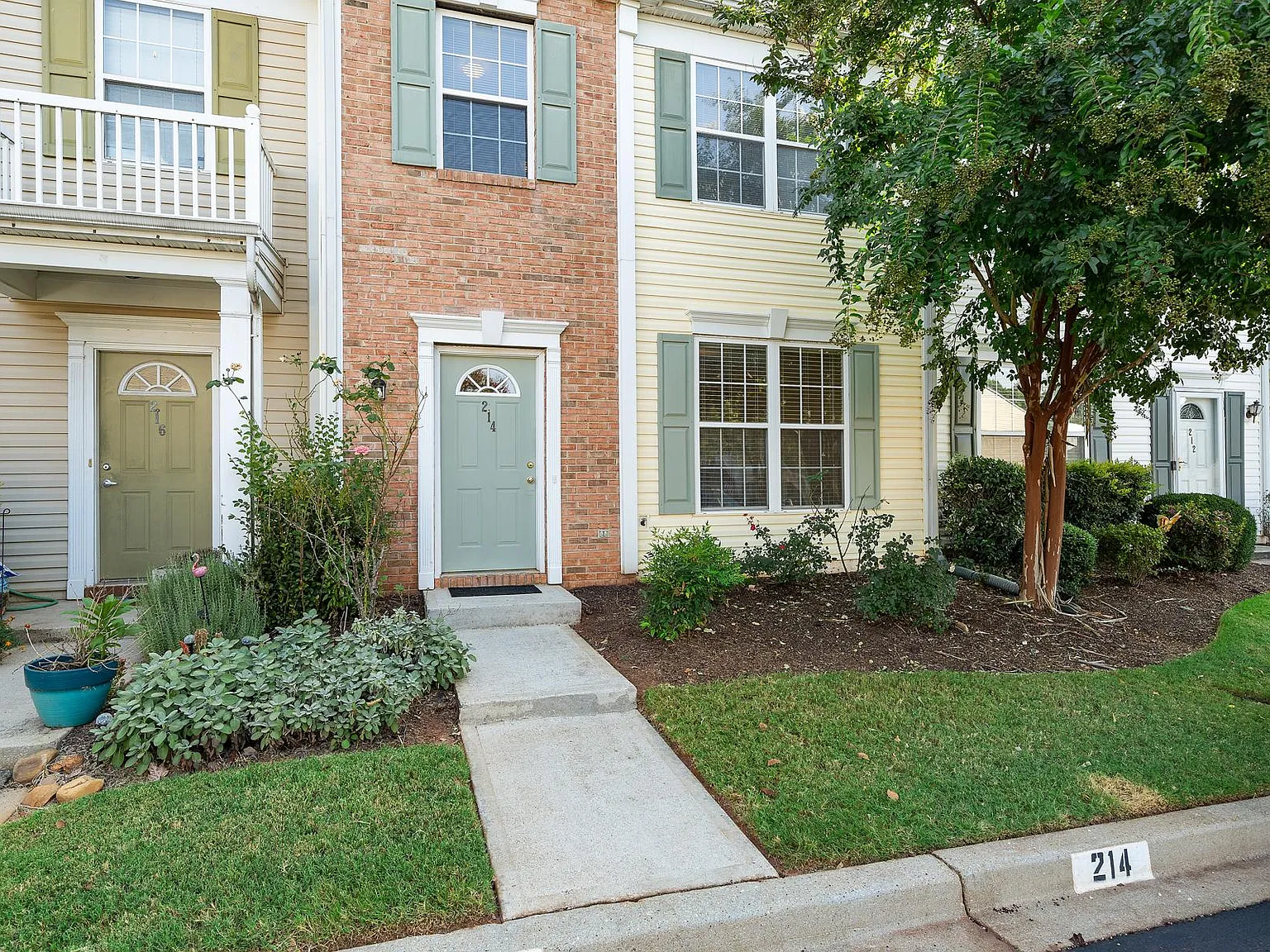 3 bed, 2.5 bath, 1462 sqft, $1,600 — Photo 1