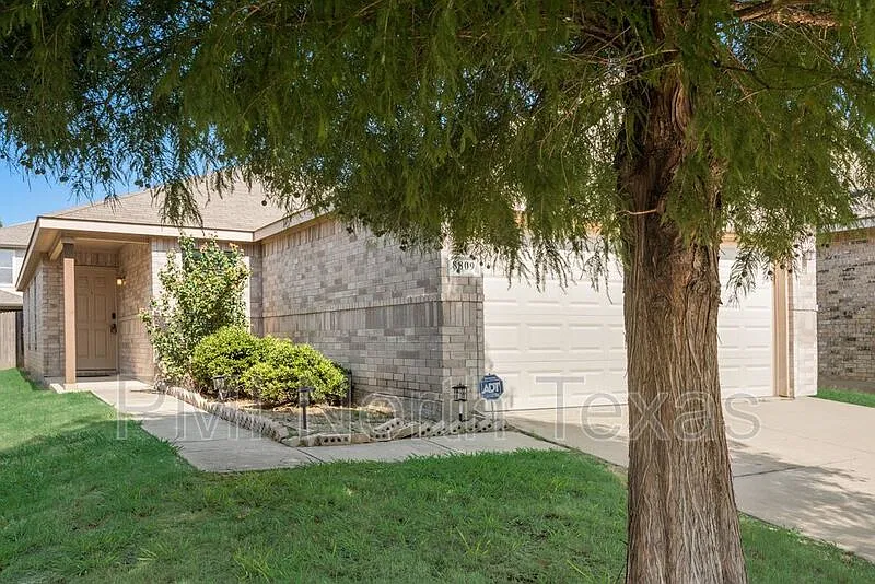 3 bed, 2.0 bath, 1296 sqft, $1,900 — Photo 4