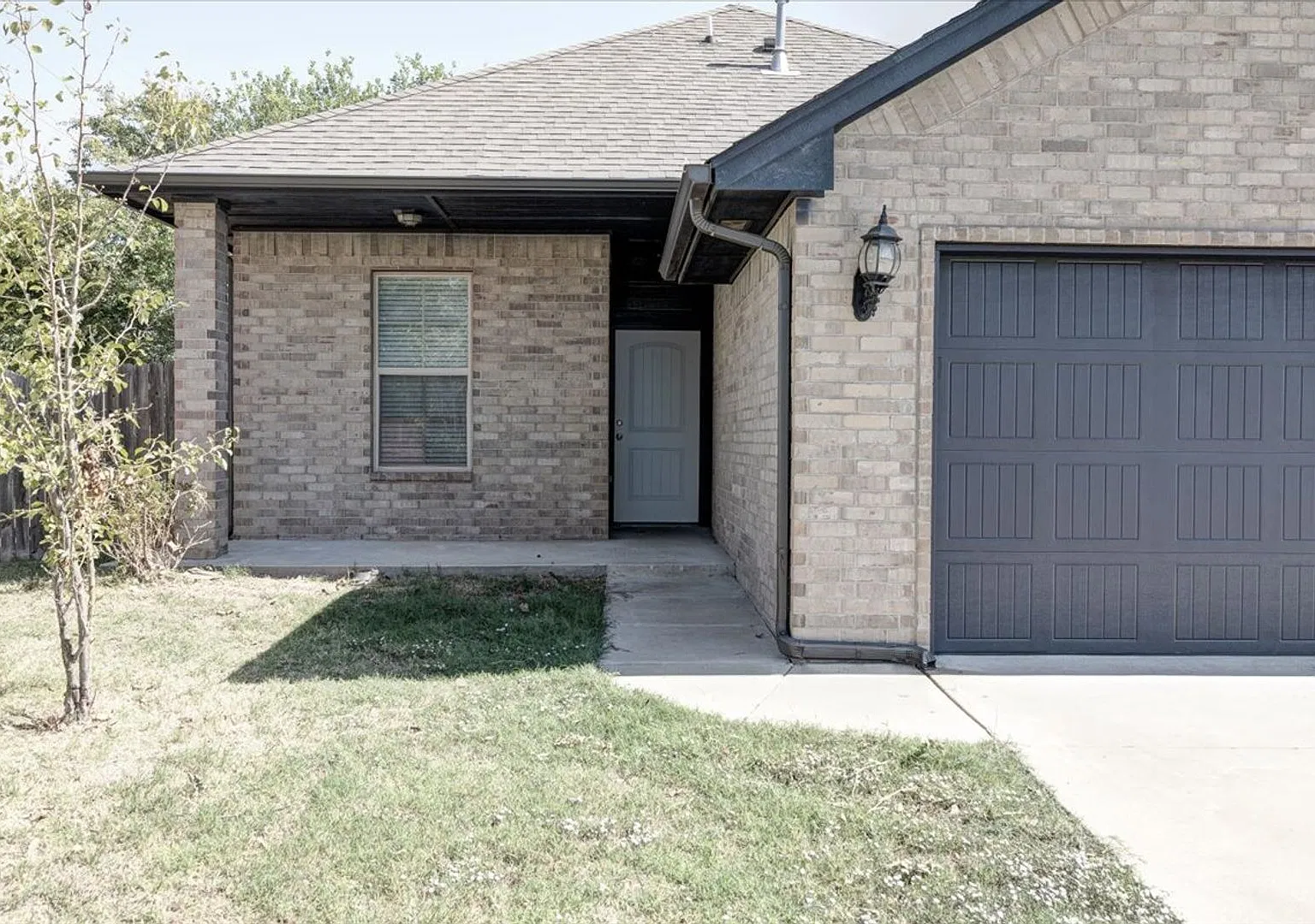 Beautiful 3 bed 2 bath PLUS office in Yukon — Photo 2