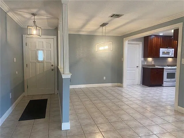 3 bed, 2.0 bath, 1550 sqft, $2,000 — Photo 3