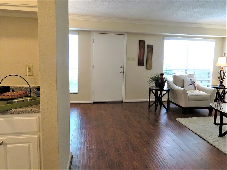 1202 Seagler Rd — Photo 6