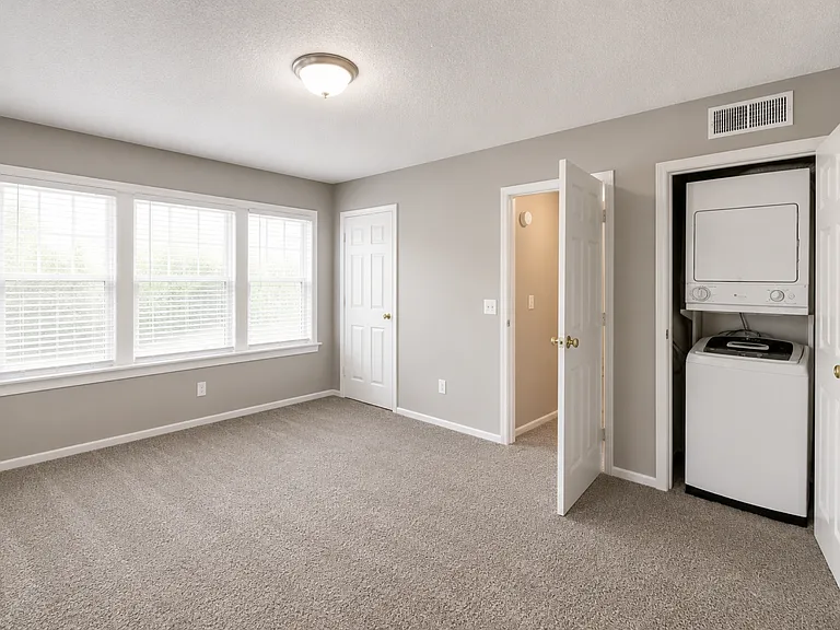 Roanoke Court Apartments — Photo 17