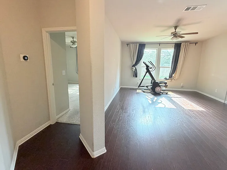 1009 Valley View Dr — Photo 9