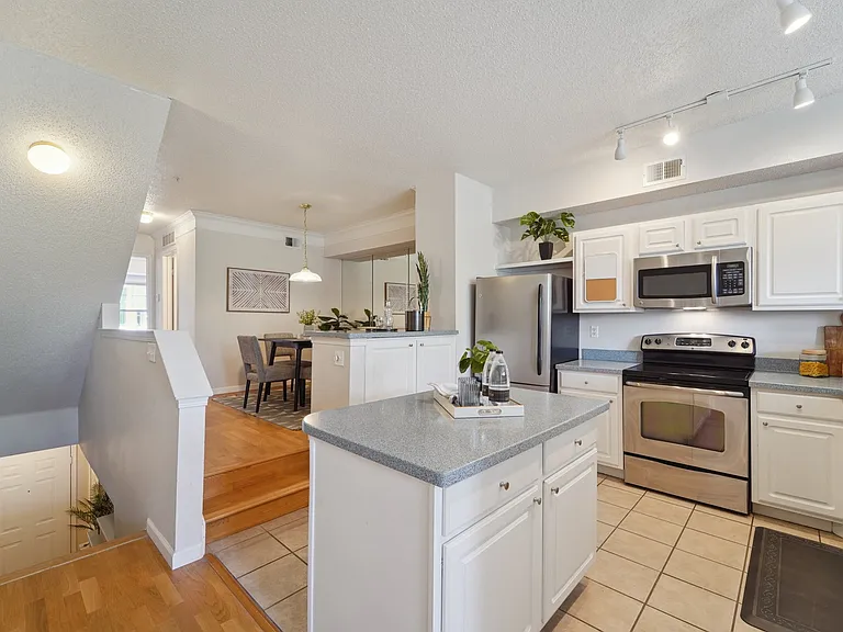 1864 Mallard Dr — Photo 4
