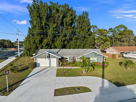 2nd image of 701 SE Polynesian Avenue