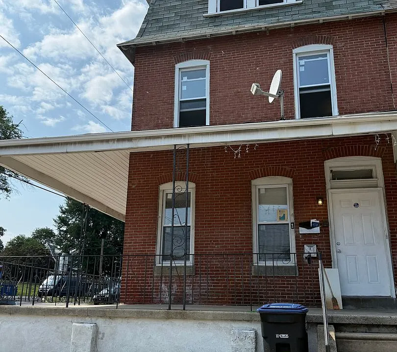 336 W 8th St