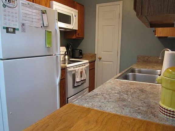 4th image of 7409 Noble Ave