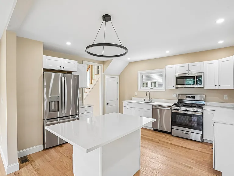 559 Winthrop St — Photo 9