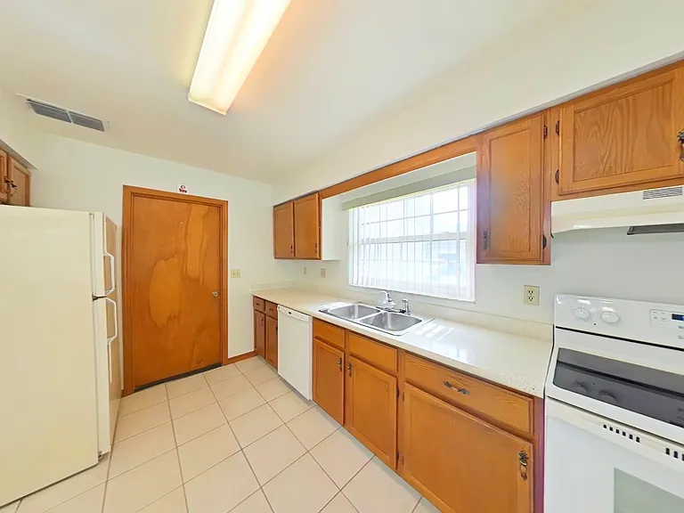 1423 Disston Ave — Photo 3
