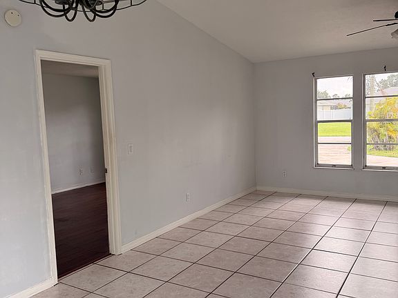 4th image of 1133 SE Mendoza Ave