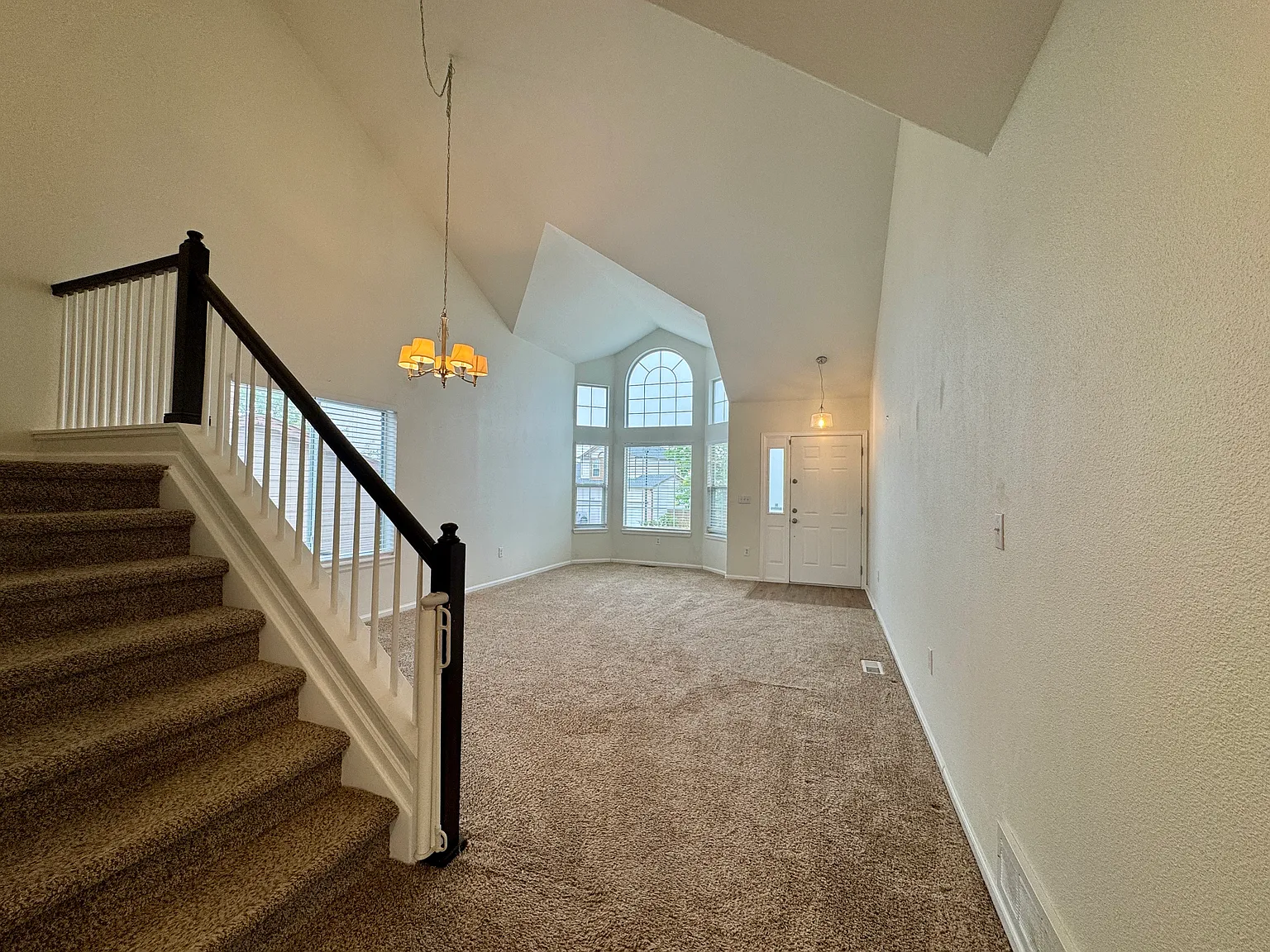 5 bed, 3.5 bath, 2790 sqft, $3,605 — Photo 4