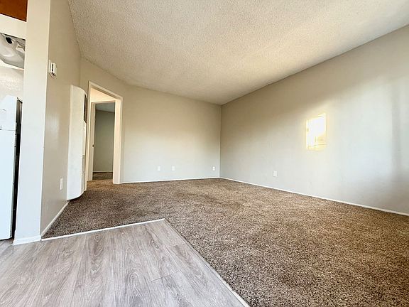4th image of 4466-4468 Winona Ave #2
