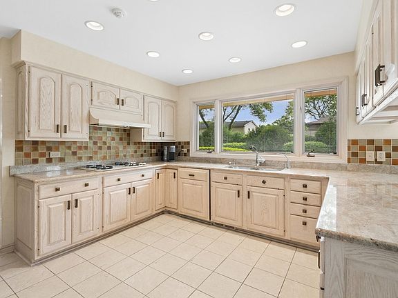 5th image of 2445 Vicki Ln