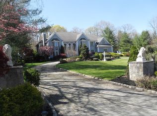 14 Brams Hill Dr, Mahwah, NJ 07430