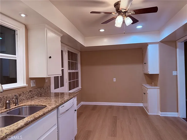 1447 S Valley Center Ave — Photo 15