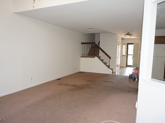 5th image of 10 Hemlock Ct