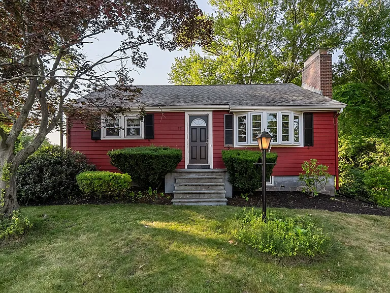 17 Scott Ave — Photo 1
