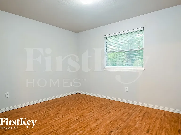 302 Shorewood Dr — Photo 11