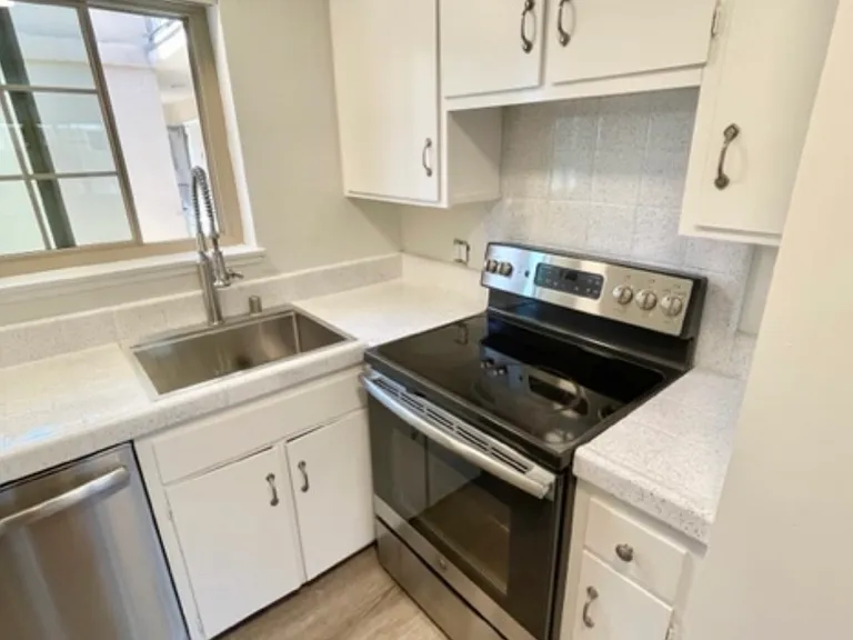 1844 Park Ave #11 — Photo 4