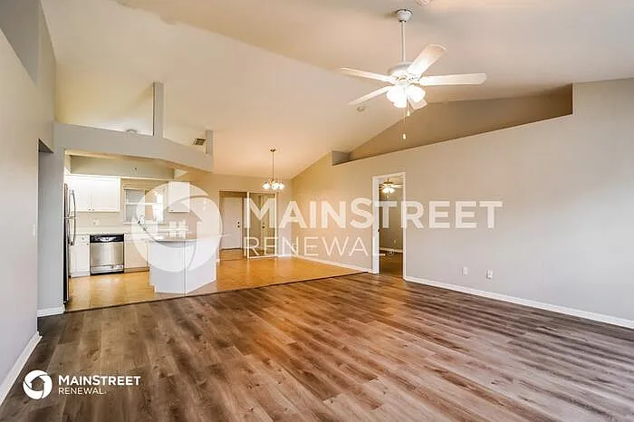 4 bed, 2.0 bath, 1712 sqft, $2,320 — Photo 2