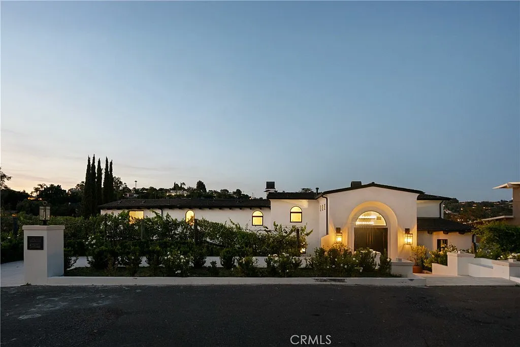 4 bed, 4.5 bath, 4800 sqft, $19,000 — Photo 2