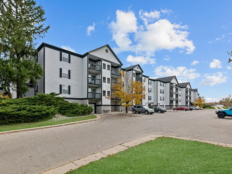 Fairfax Apartments - Lansing, MI — Photo 26