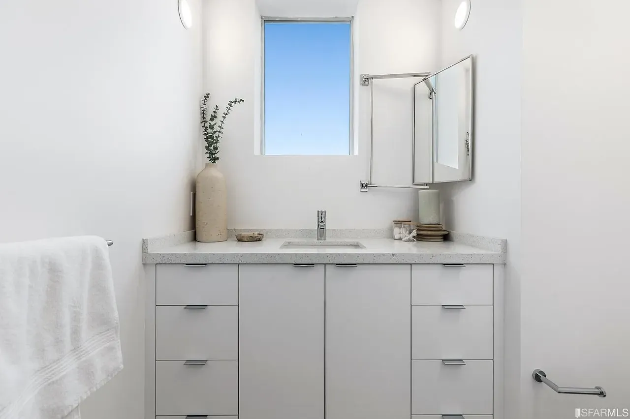 2 bed, 2.5 bath, 1578 sqft, $8,165 — Photo 3