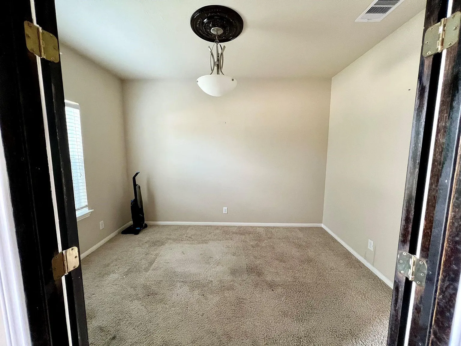 4 bed, 2.5 bath, 2566 sqft, $2,400 — Photo 3