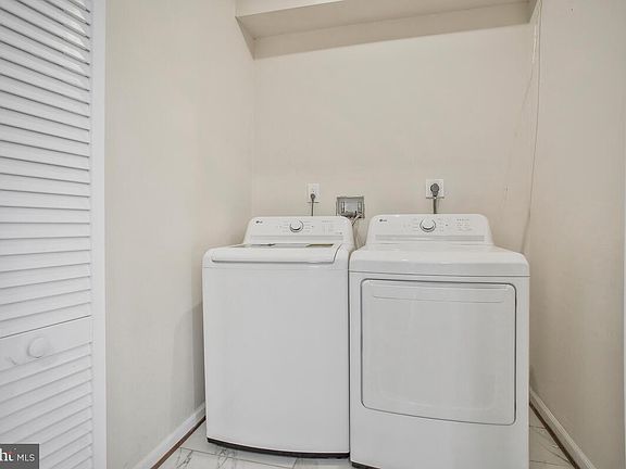 Unit B, Washer/Dryer
