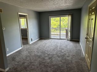 1005 39th St APT 11, Bettendorf, IA 52722