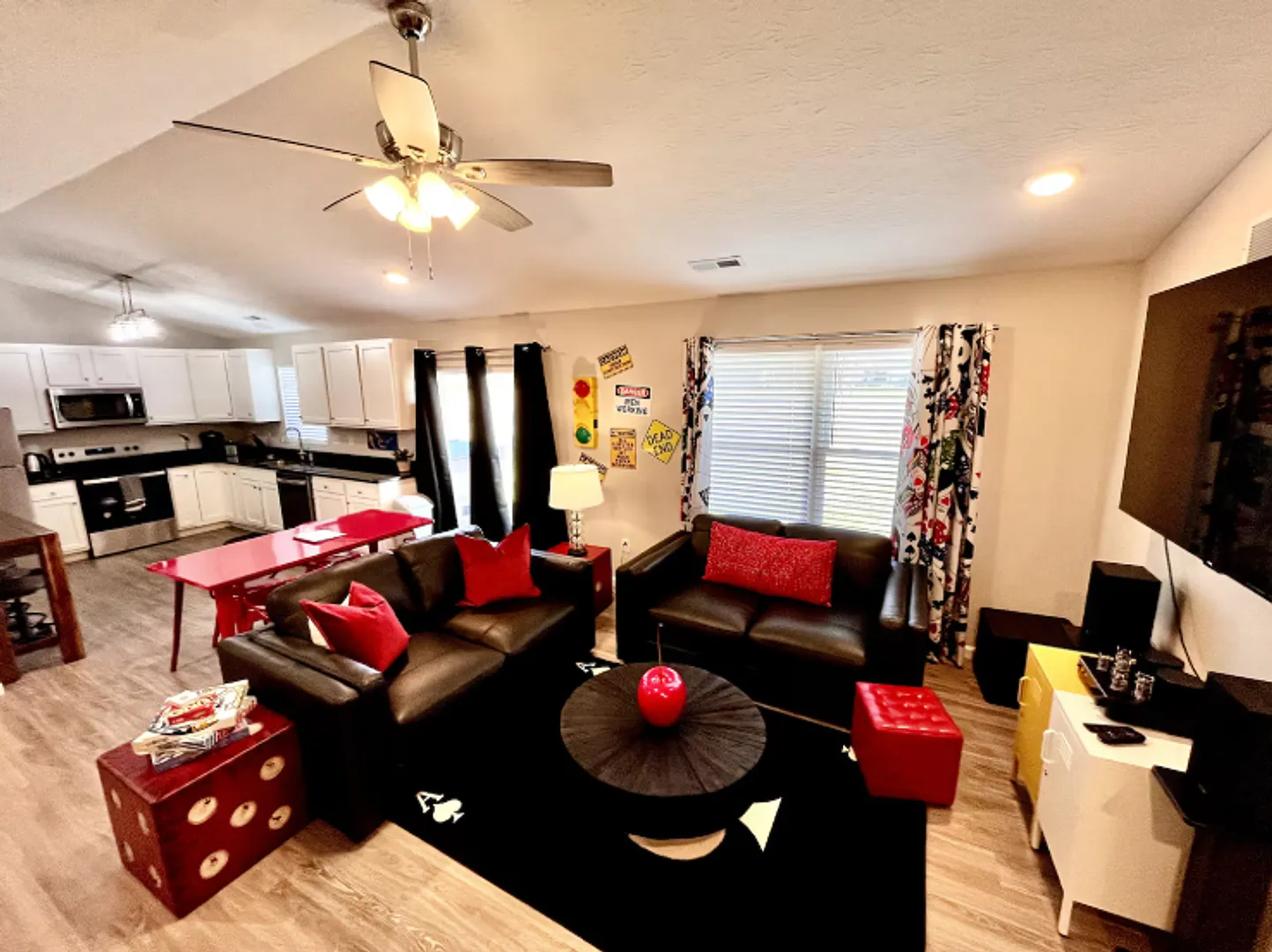 Vibrant 4 Bedroom Getaway with Hot Tub — Photo 4