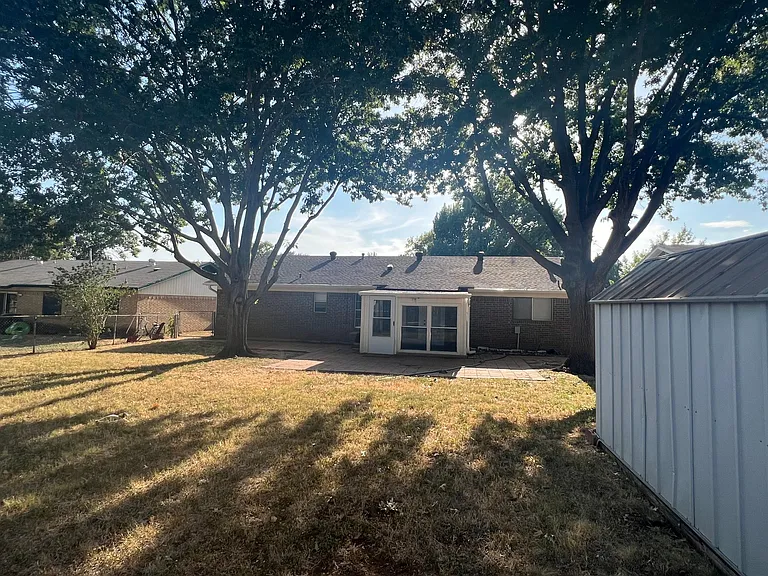 713 Rockledge Dr — Photo 2