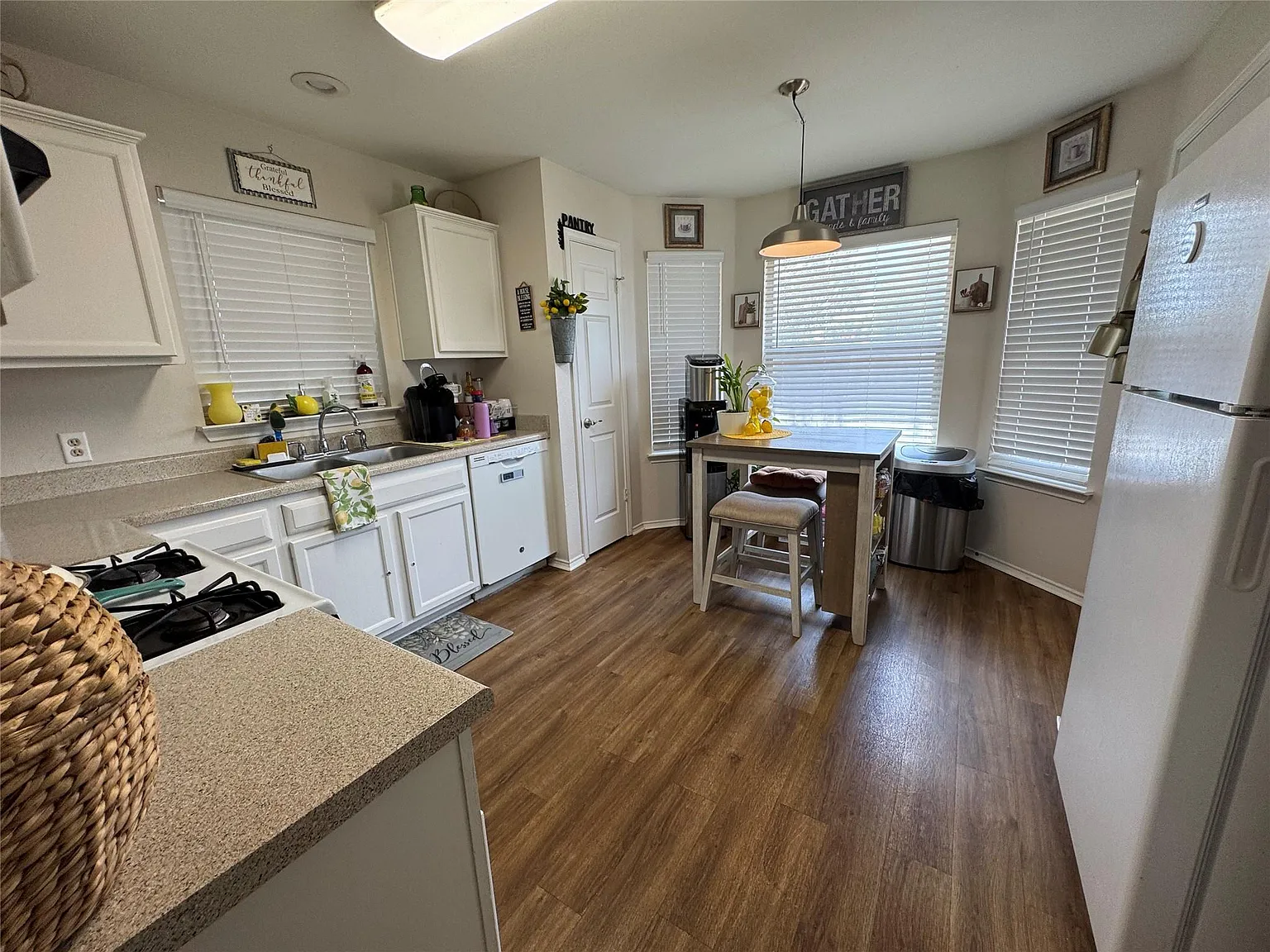 3 bed, 2.0 bath, 1472 sqft, $1,975 — Photo 4