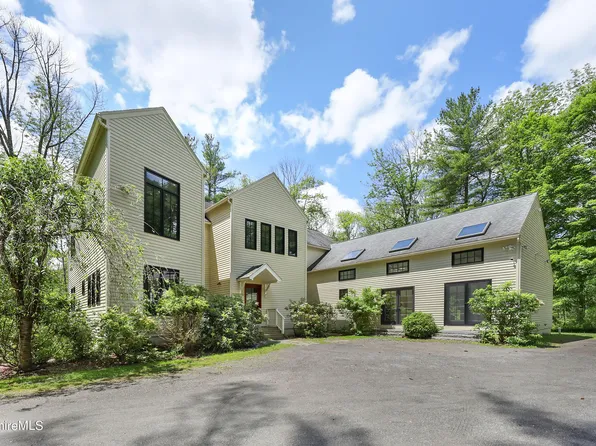 8 Meadow Rd, Stockbridge, MA 01262