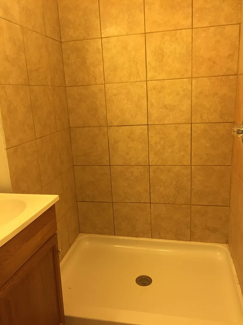 Availble Now! 1st floor apartment in North End of York City near parks, lake, etc. — Photo 1