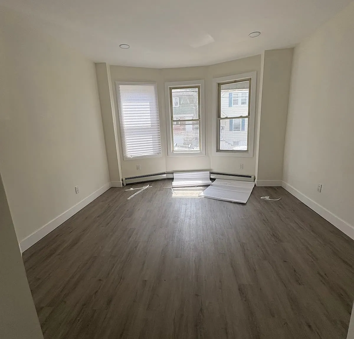 3 bed, 1000 sqft, $2,200 — Photo 3